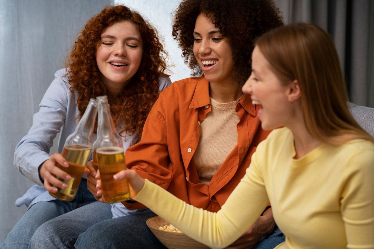 Por qué el alcohol afecta más a las mujeres que a los hombres: diferencias en metabolismo, cuerpo y cerebro explicadas por expertos