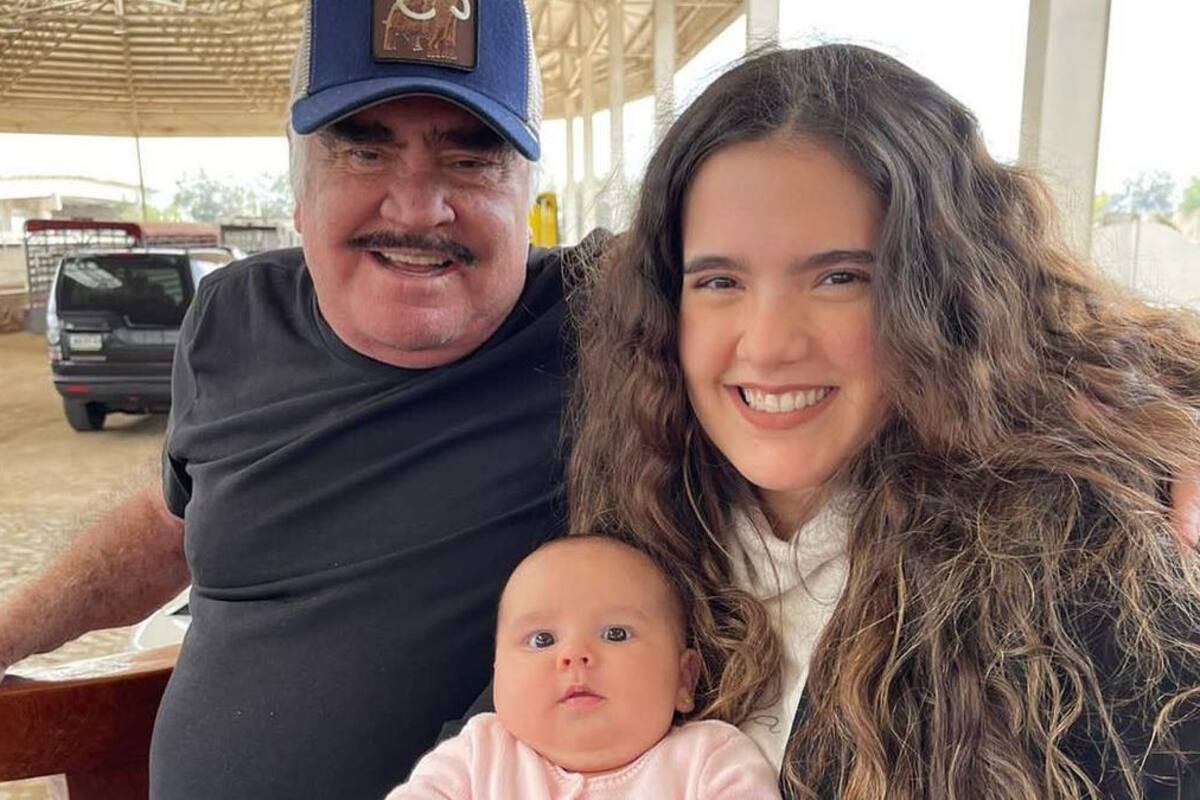 Camila Fernández rompe en llanto y pide oraciones por Vicente Fernández