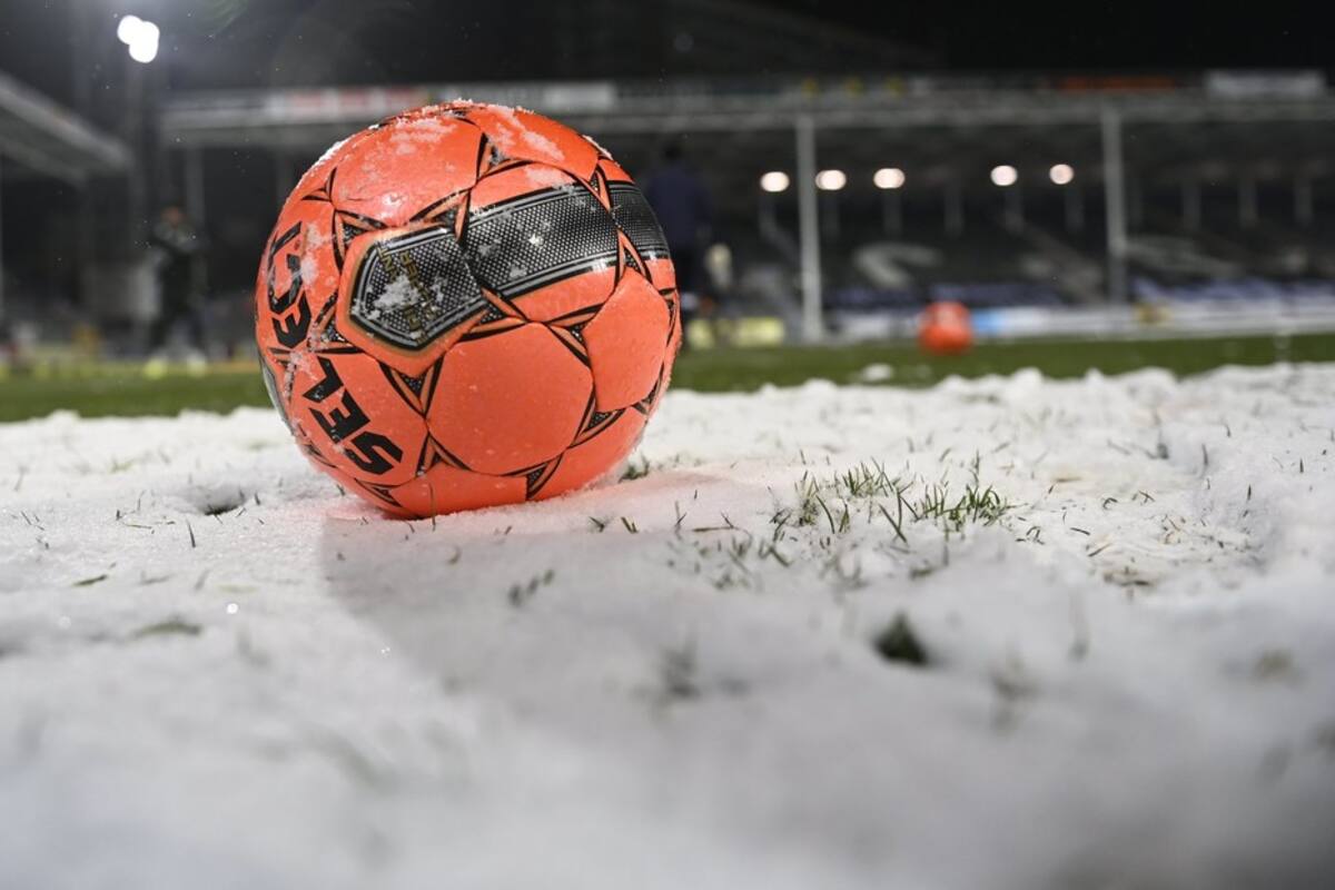 Futbolistas con uniforme blanco se vuelven casi invisibles por nevada durante su partido