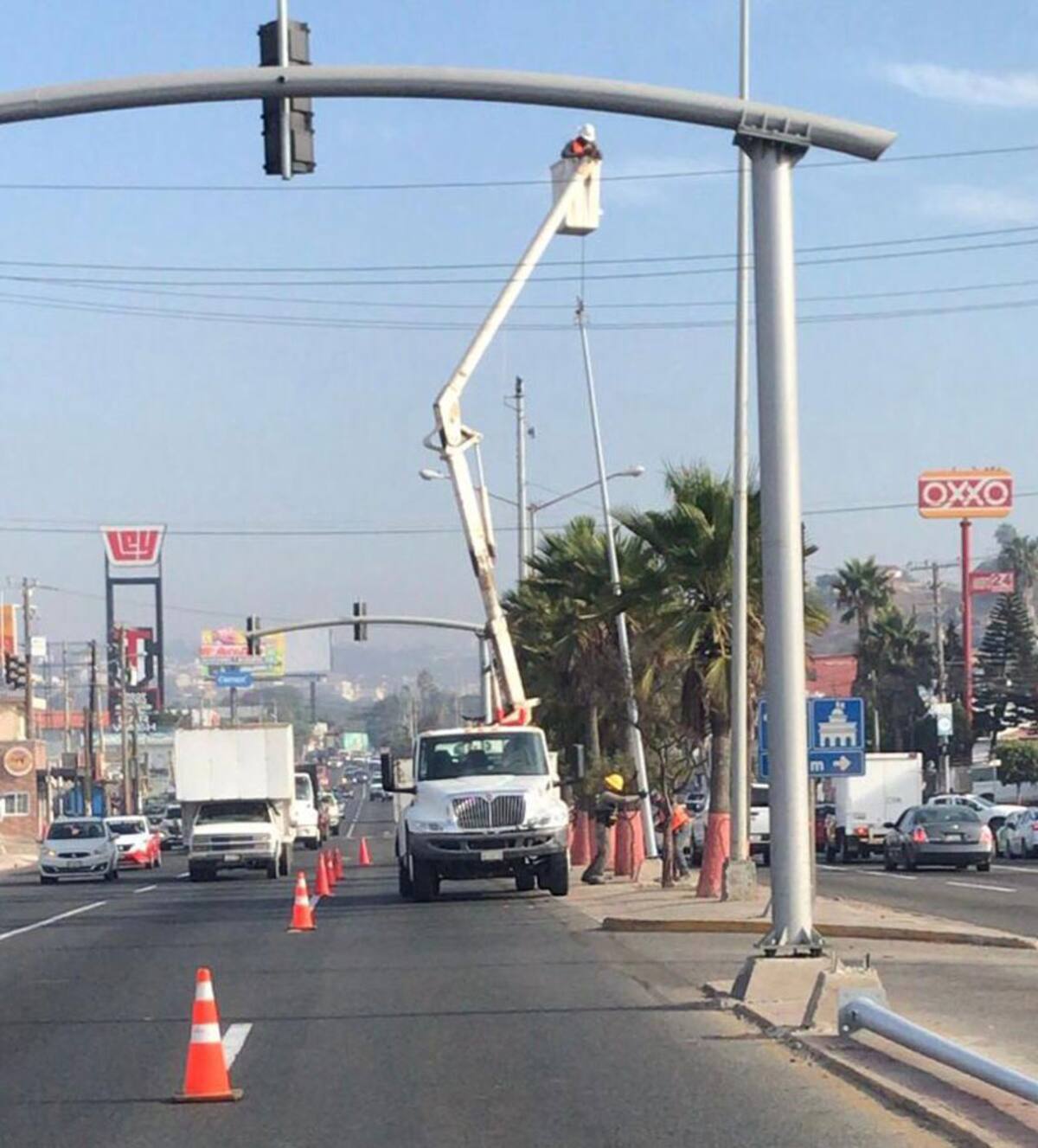 En el tramo del bulevar Benito Juárez ya se colocan tubos para instalar las nuevas luces LED.