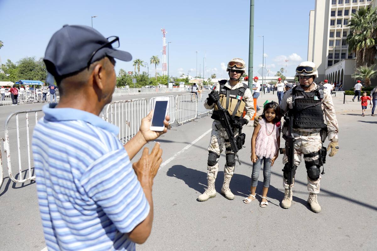 Cuando el desfile terminó los niños pidieron a sus papás que los llevaran a tomarse fotografías con los elementos del Ejército Mexicano.