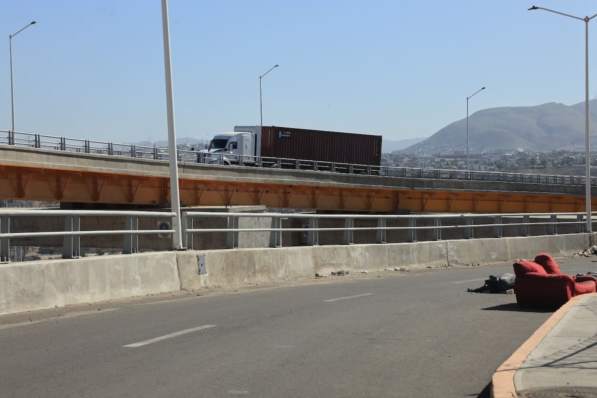 Los primeros tractocamiones vacíos comenzaron a circular por los accesos de la nueva infraestructura aduanal en la zona de Las Torres, como parte del inicio gradual de operaciones de Otay II. Foto: Sergio Ortiz
