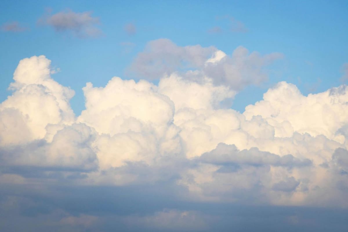 Cómo identificar el clima con las nubes y reconocer cuáles anuncian lluvia intensa, tormentas eléctricas o cambios bruscos de temperatura antes de salir de casa