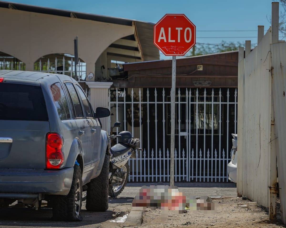 Elementos de emergencia y policías municipales acudieron al lugar donde fue encontrado sin vida un hombre en la colonia Conjunto Urbano Orizaba. Foto: Javier Gallegos