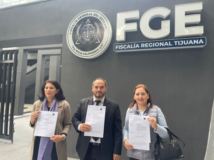 Vecinos de la colonia Cacho acuden a Fiscalía de Tijuana para interponer denuncia por presunto daño a propiedad ajena contra empresa desarrolladora; vivienda resultó afectada por trabajos de construcción