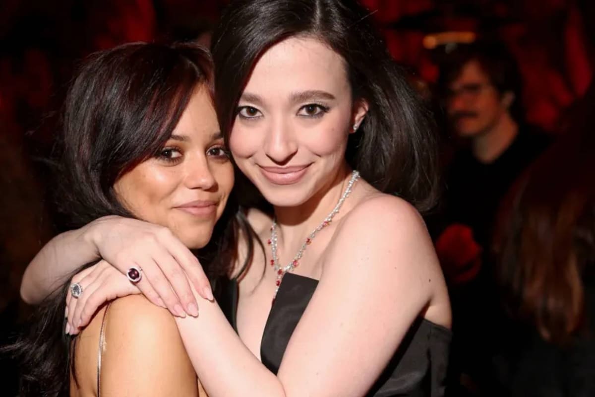 Jenna Ortega celebra el triunfo de Mikey Madison en los Premios Oscar