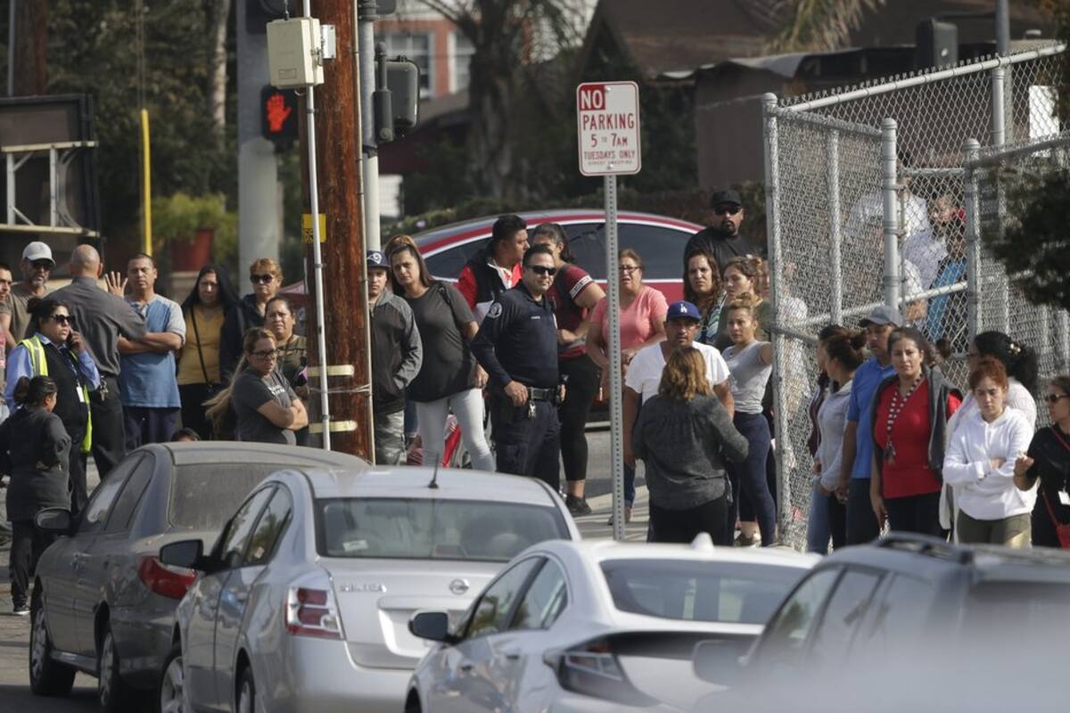Reportan que atacante de escuela en Santa Clarita está en custodia y herido