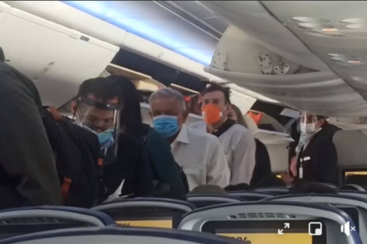 "Imágenes que no las habíamos visto de un presidente": Joaquín López-Dóriga publica foto de AMLO haciendo fila en avión