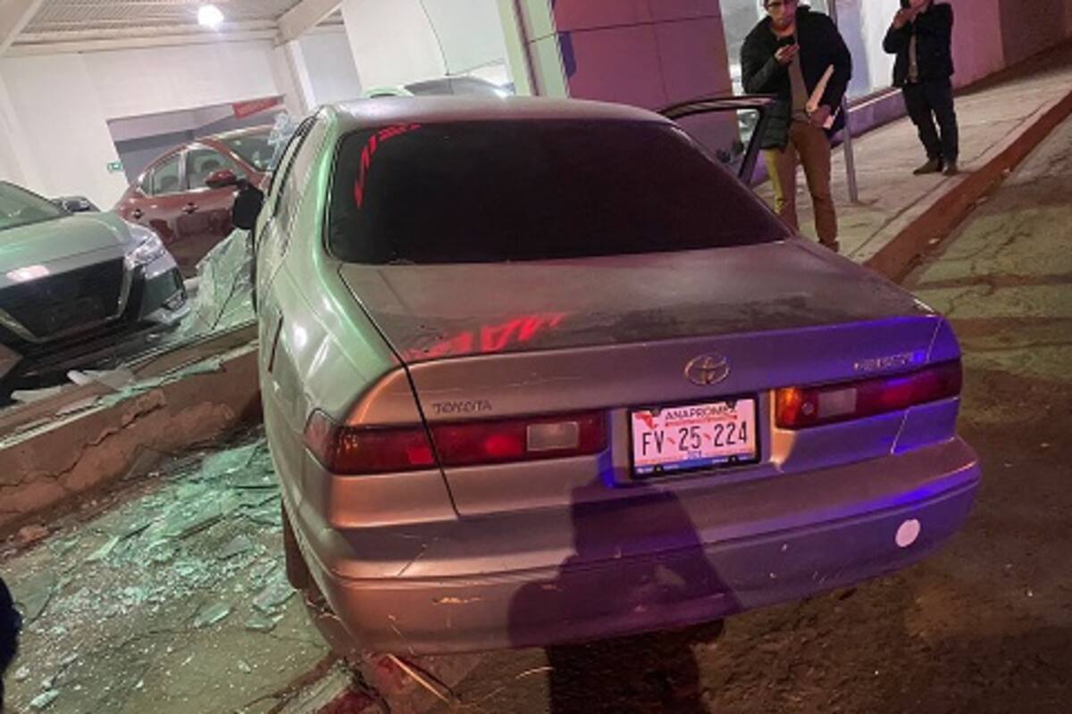 Choca su auto contra agencia Nissan y daña autos en venta