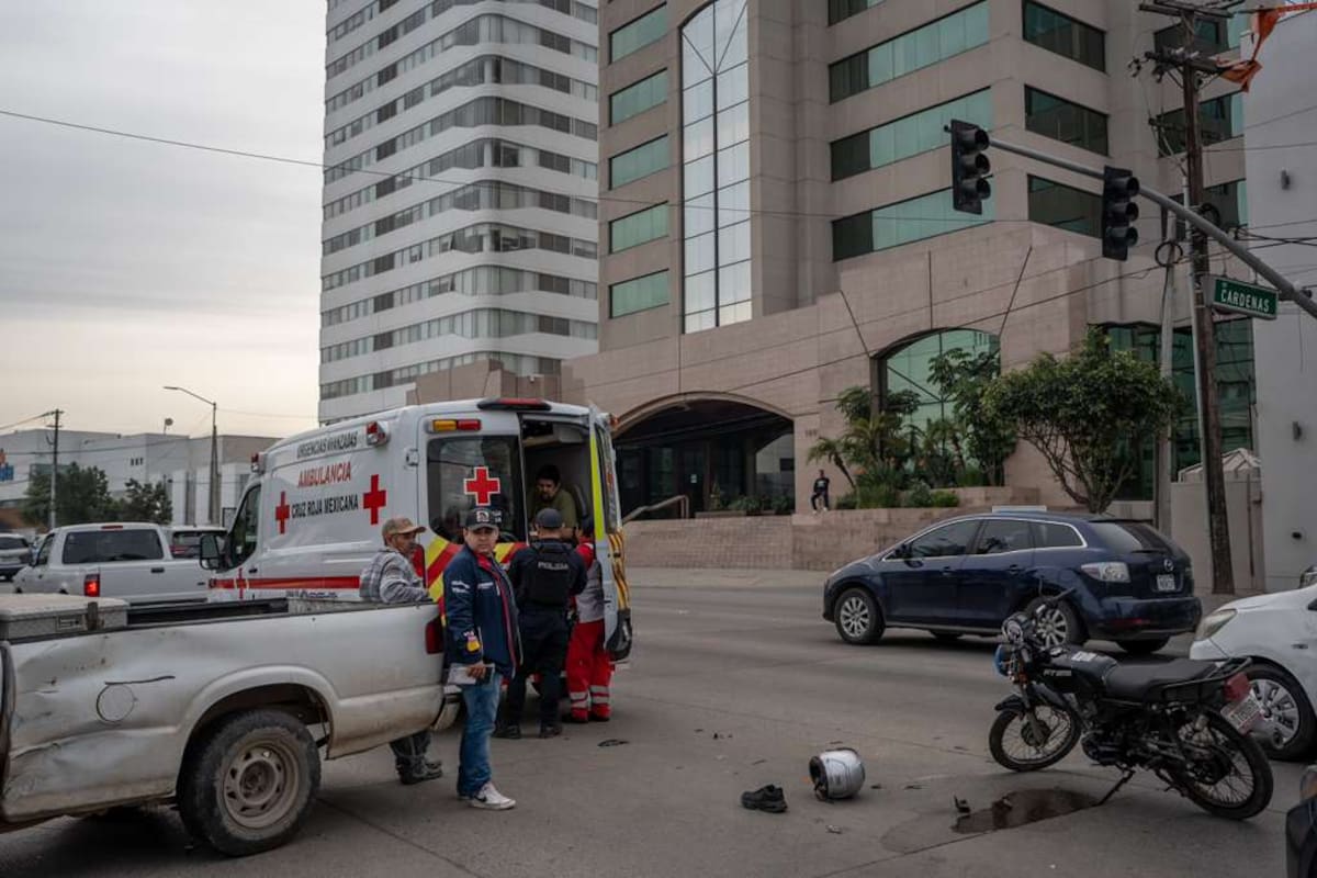 Se registra accidente entre motocicleta y camioneta en el bulevar Agua Caliente