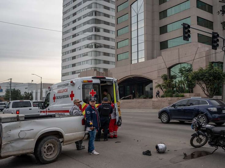 Se registra accidente entre motocicleta y camioneta en el bulevar Agua Caliente