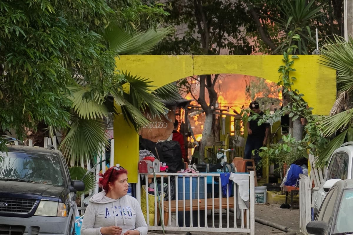 Un incendio registrado la tarde de este jueves 2 de abril en la colonia Del Río Parte Baja generó la movilización de bomberos y Protección Civil, dejando daños materiales. Foto: Border ZOOM