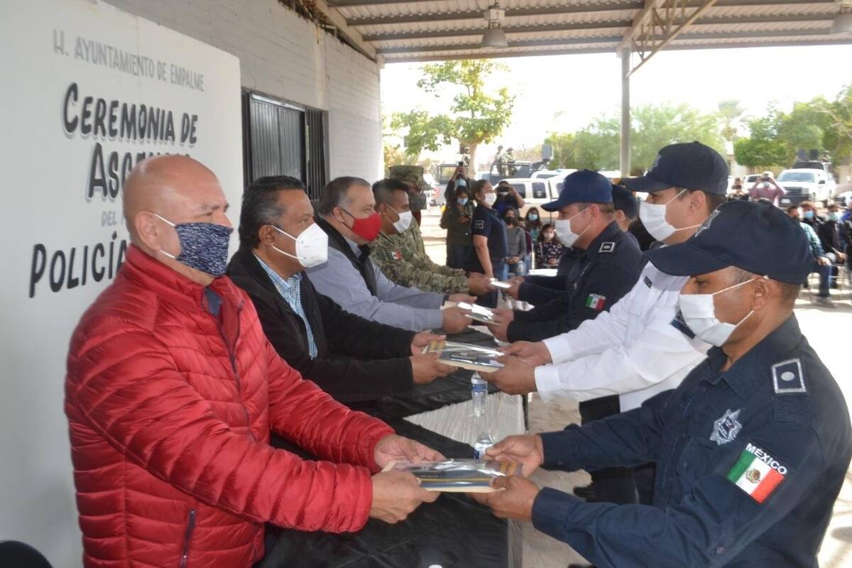 Dan ascensos a policías de Empalme