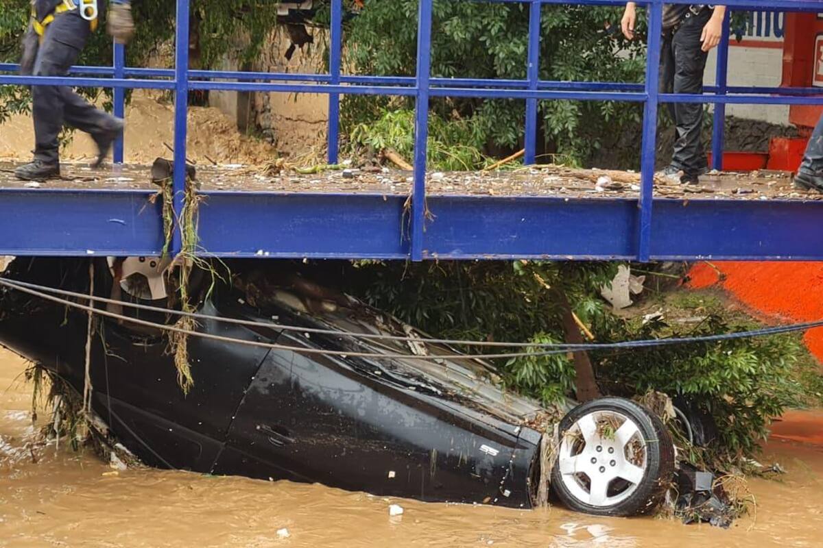 Muere joven arrastrada por arroyo dentro de auto en Nogales