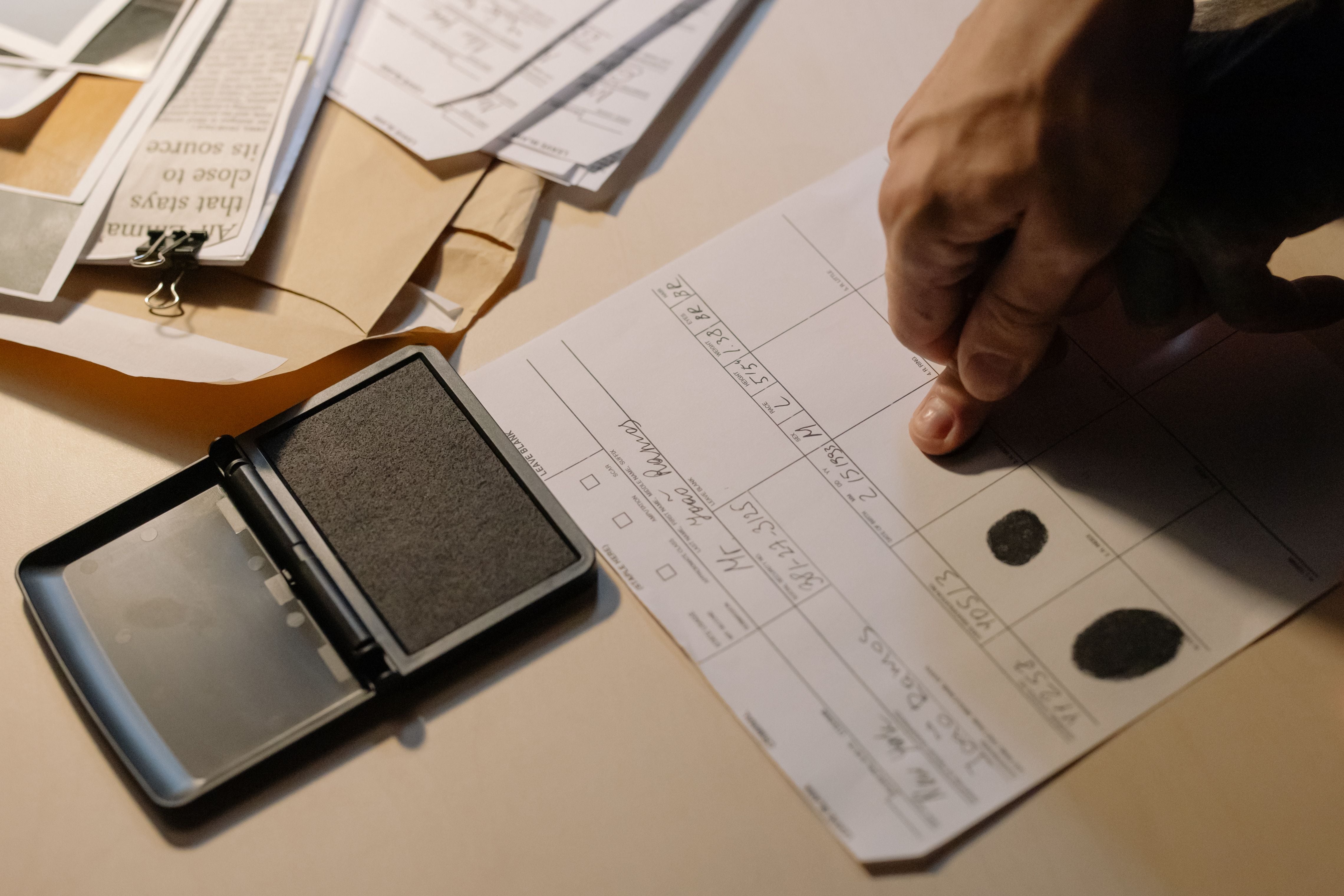La SCJN claró que contar con un registro de antecedentes penales, incluso por delitos tipificados como graves, no representa una prohibición ni un impedimento automático para que una persona obtenga un puesto de trabajo. | Magnific