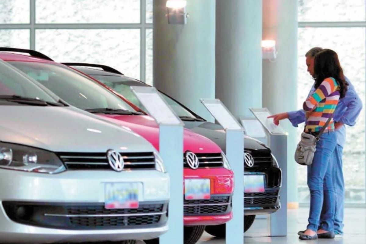 Comprar un auto nuevo en México podría implicar una diferencia de más de 40 mil pesos al año en gasolina, por eso El Poder del Consumidor exige una etiqueta que revele cuánto gasta y contamina cada modelo