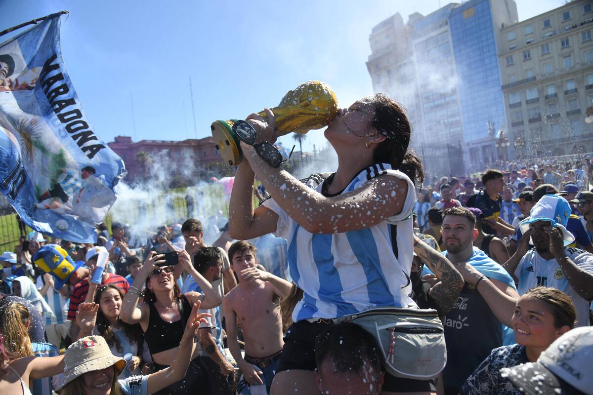 -FOTODELDÍA- AME2133. BUENOS AIRES (ARGENTINA), 20/12/2022.- Aficionados de la selección argentina salen a las calles para festejar el título de la Copa Mundial de la FIFA Qatar 2022 e intentar ver el recorrido del autobús con los jugadores, hoy, en Buenos Aires (Argentina). La selección argentina finalizó su caravana en helicóptero y regresó al recinto deportivo de la Asociación del Fútbol Argentino (AFA) ubicado en Ezeiza, en la provincia de Buenos Aires, después de interrumpir su trayecto en un autobús descapotable por las aglomeraciones en el recorrido. EFE/ Enrique García Medina