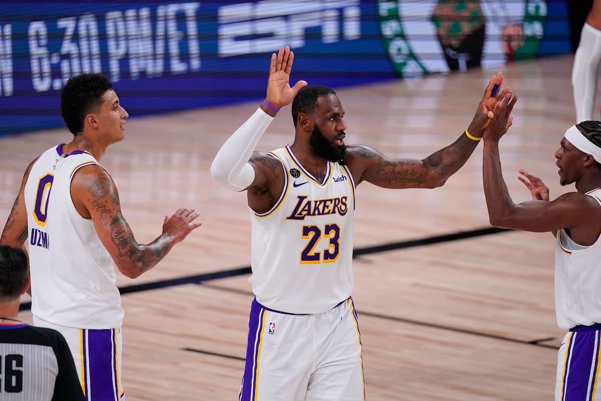 Lakers toman ventaja contra los Rockets