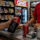 Mientras Coca-Cola reportó una caída en ventas por el aumento al IEPS y las tienditas perdieron hasta 20% de ingresos, OXXO elevó 6.6% el gasto promedio por cliente gracias al alza de precios de refrescos, cerveza y tabaco