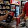 Mientras Coca-Cola reporta caída en ventas por el aumento al IEPS y las tienditas pierden hasta 20% de ingresos, OXXO elevó 6.6% el gasto promedio por cliente gracias al alza en refrescos, cerveza y tabaco