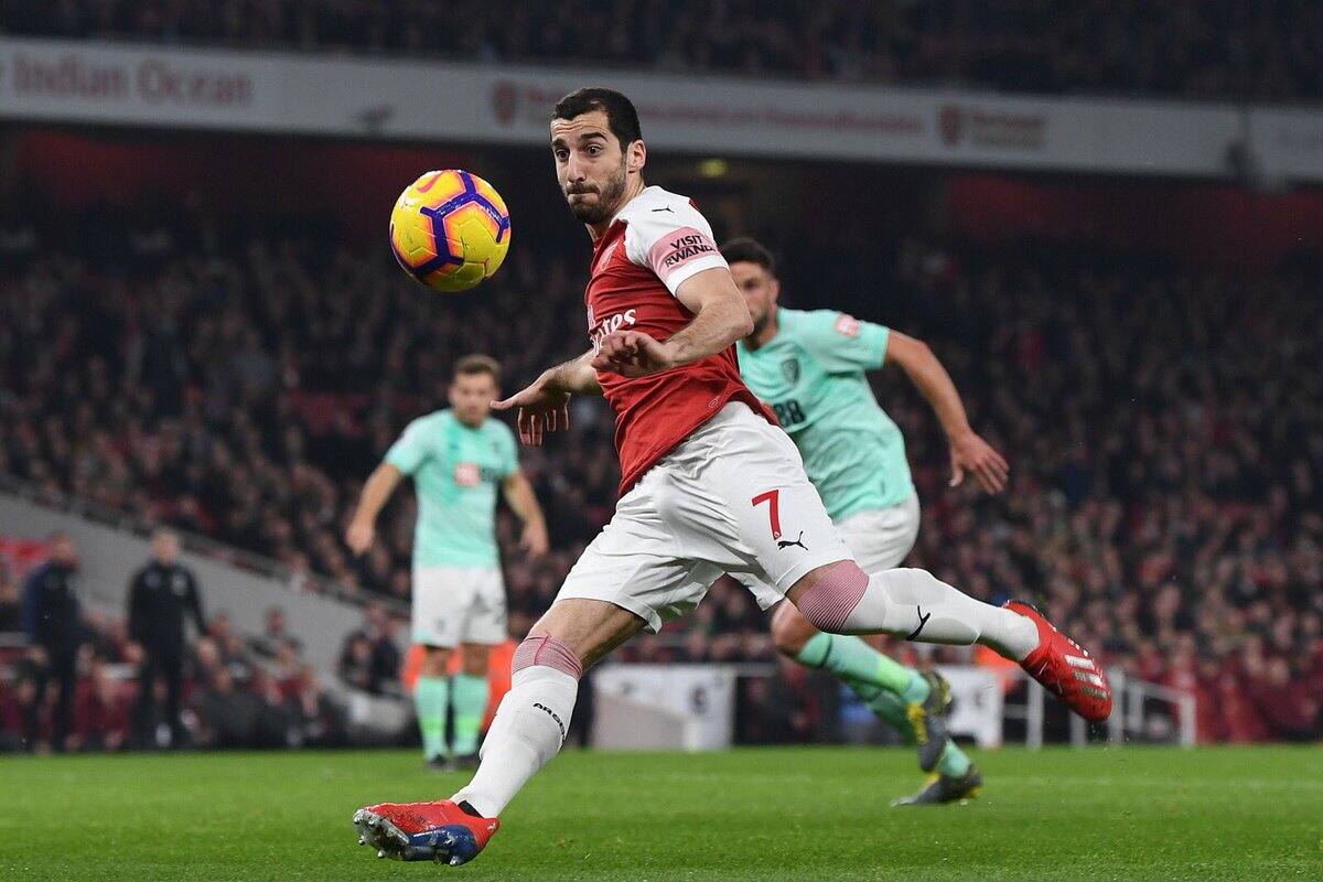 Policías en Bakú detienen a aficionados que portaban playera de Mkhitaryan