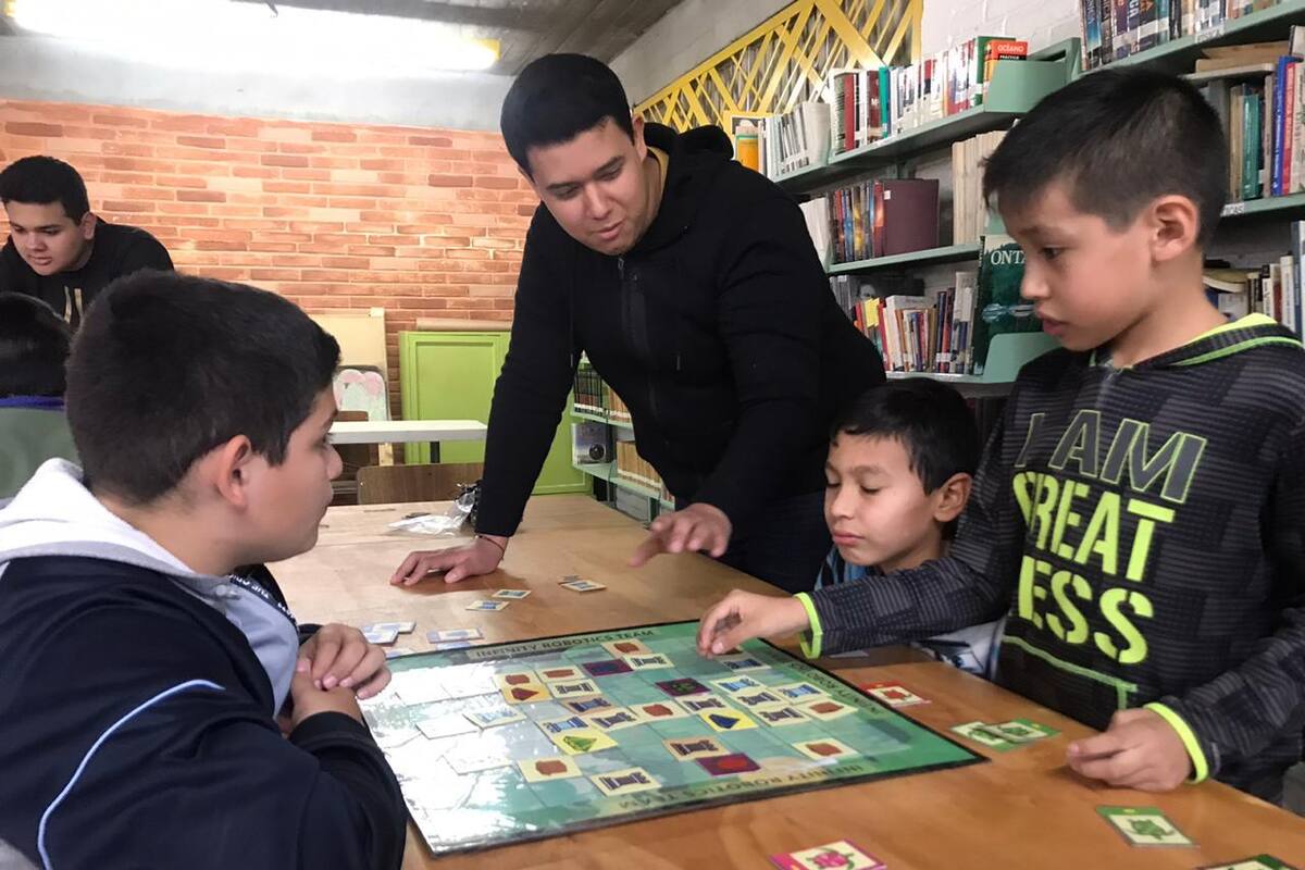 Motivan a niños a aprender sobre robótica y ciencia