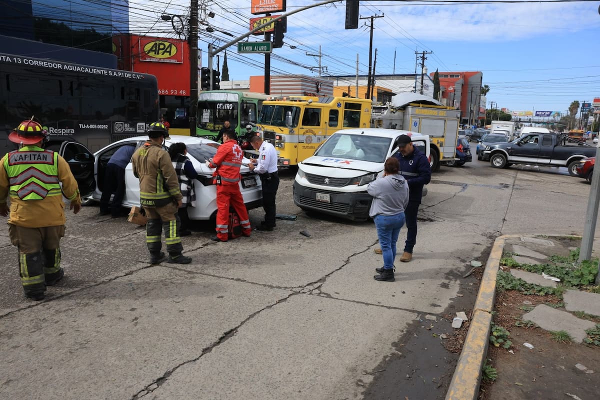 Registran choque vial frente a Plaza Carrusel; una adulta mayor resulta lesionada
