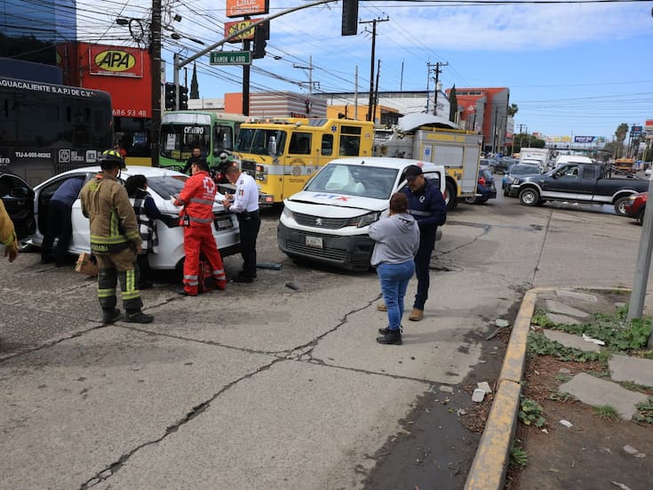 Registran choque vial frente a Plaza Carrusel; una adulta mayor resulta lesionada