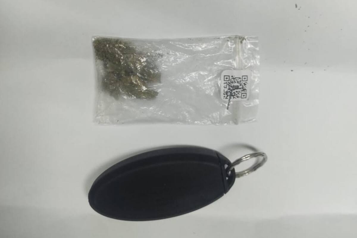 Sorprenden a dos adolescentes por consumo de drogas en escuela