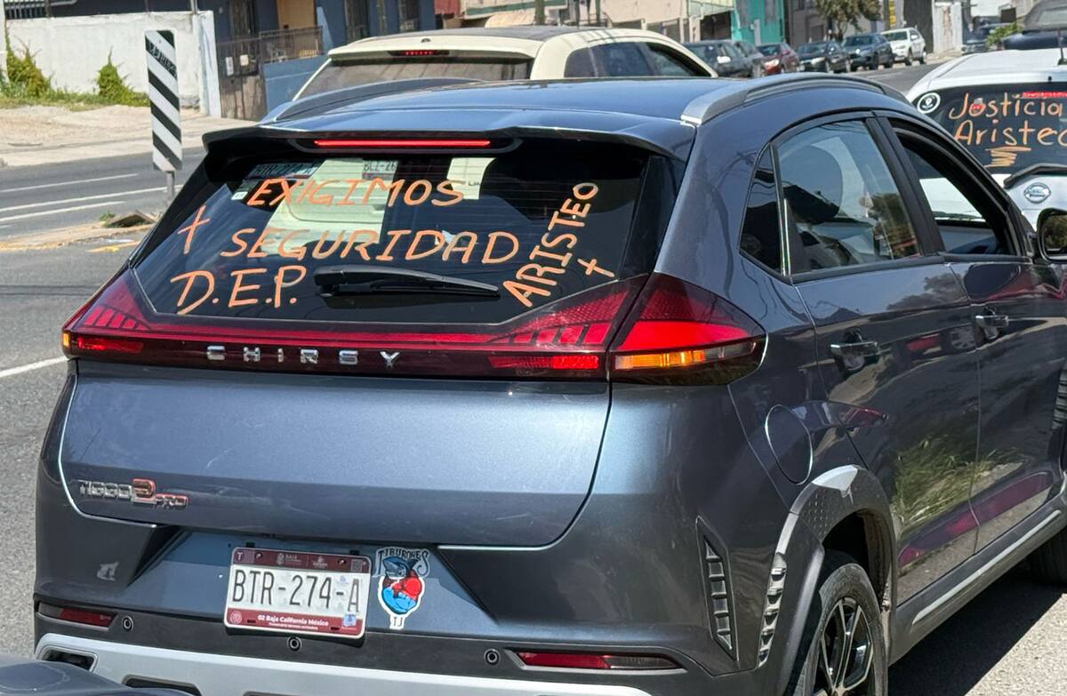 Los vehículos de los conductores de plataforma llevaban algunas insignias exigiendo justicia a las autoridades.