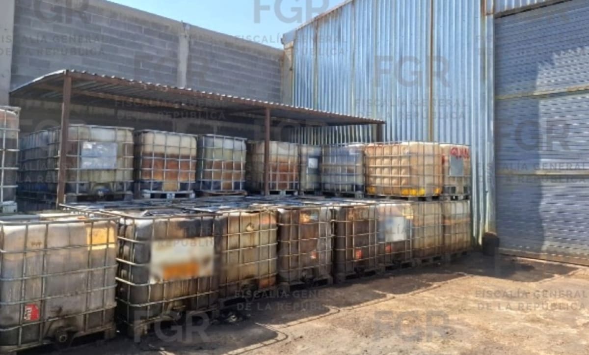 Contenedores industriales llenos de combustible apilados unos sobre otros en un predio clandestino. Foto: FGR