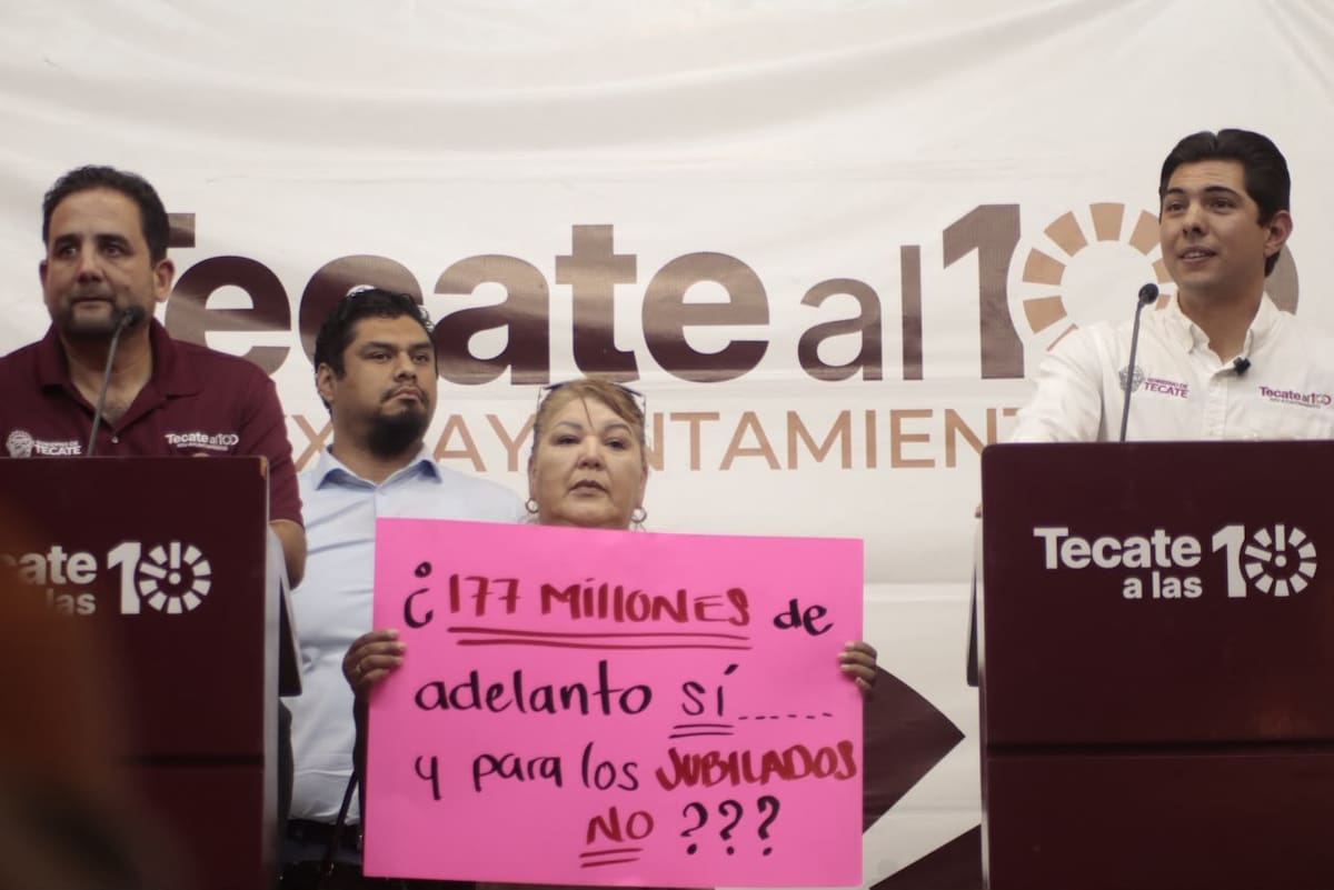 Alrededor de 400 trabajadores sindicalizados suspendieron la conferencia del alcalde de Tecate para demandar mayor avance en jubilaciones y un incremento salarial del 7.2%.
Fotos: Border Zoom.