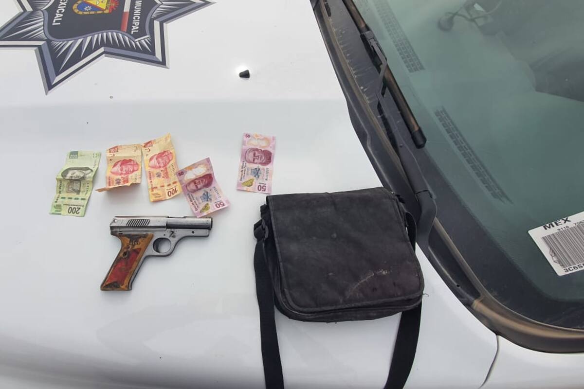 Asalta autoservicio con arma de utilería