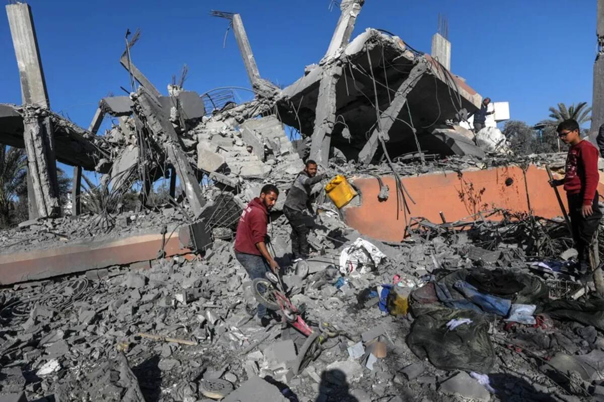 Palestinos buscan supervivientes entre los escombros tras un bombardeo de Israel en Gaza. / EFE.