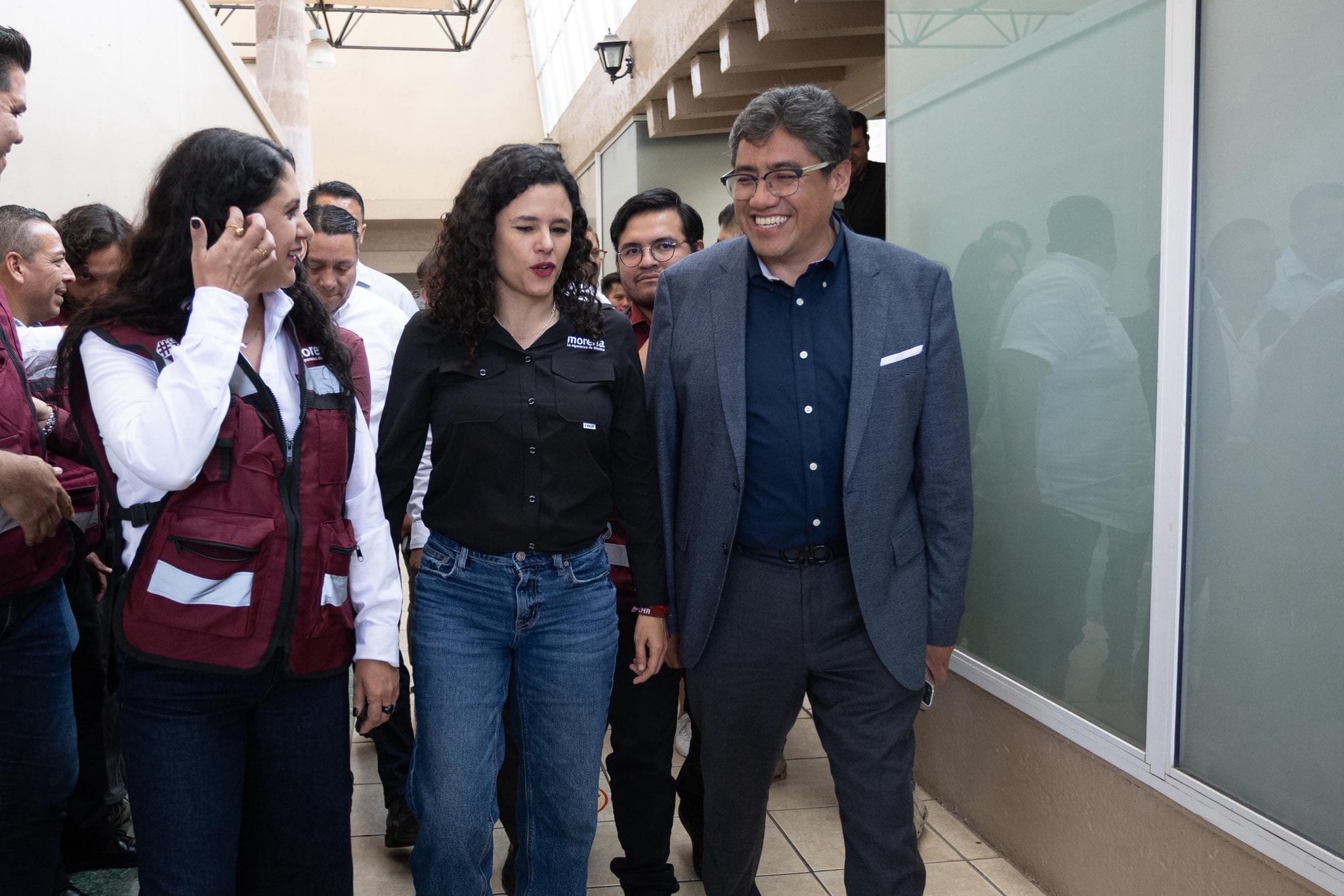 Entre sonrisas, compartieron un abrazo y breves palabras, en un gesto que transmitió cordialidad. Poco después, Saúl también fue recibido con un abrazo por el gobernador David Monreal, lo que disipó rumores sobre un distanciamiento entre ambos. Foto: Saul Monreal.