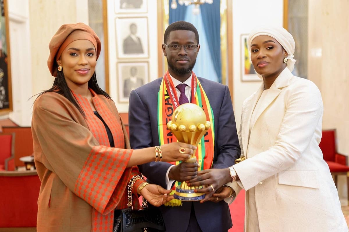 Presidente de Senegal celebra la Copa Africana con sus dos esposas y se vuelve viral: ¿cuántas permite la ley?