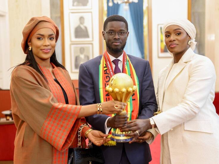 Presidente de Senegal celebra la Copa Africana con sus dos esposas y se vuelve viral: ¿cuántas permite la ley?