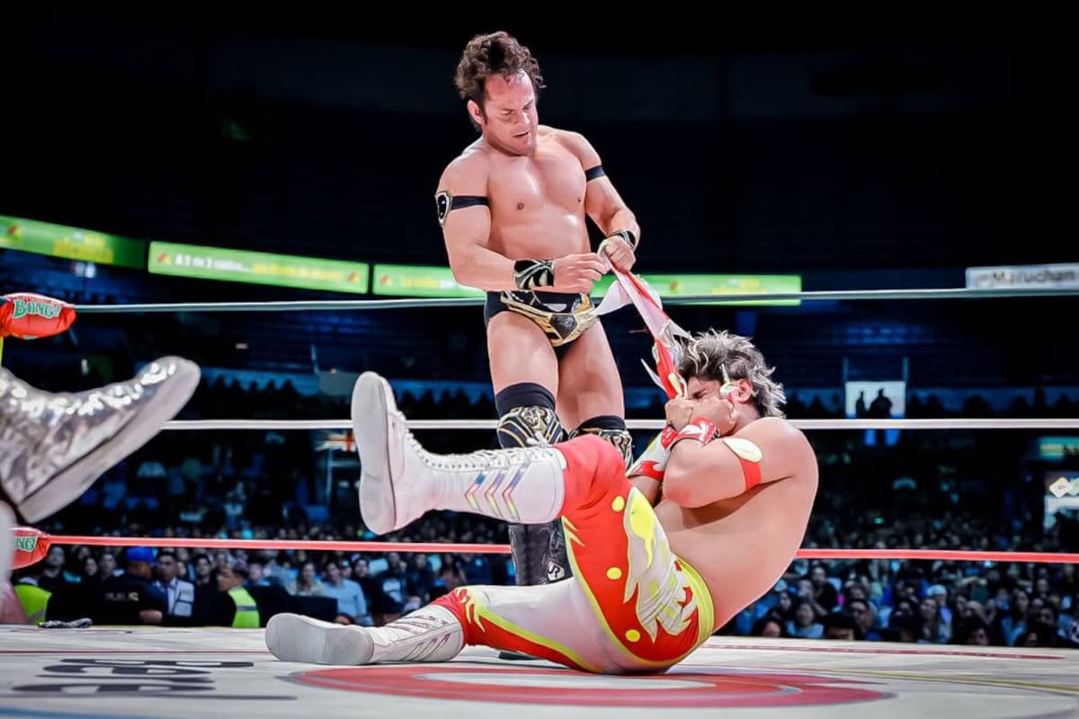 Volador Jr. destroza la máscara de Neón. (Foto: CMLL)