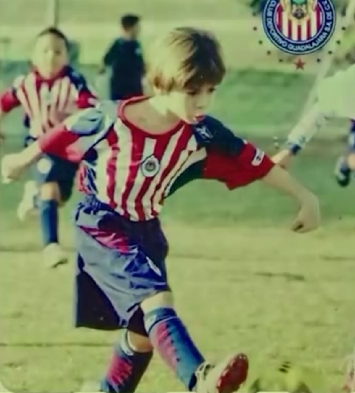 Armando desde niño fue un apasionado de las chivas del Guadalajara. (Foto: Captura de pantalla)