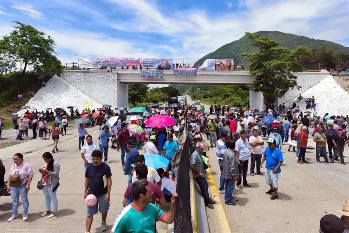 Bloqueo en la Autopista del Sol colapsa el regreso de turistas: comisarios y transportistas exigen retiro de UPOEG y CIPOG en Guerrero