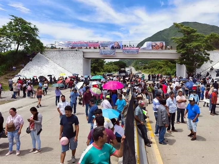 Bloqueo en la Autopista del Sol colapsa el regreso de turistas: comisarios y transportistas exigen retiro de UPOEG y CIPOG en Guerrero