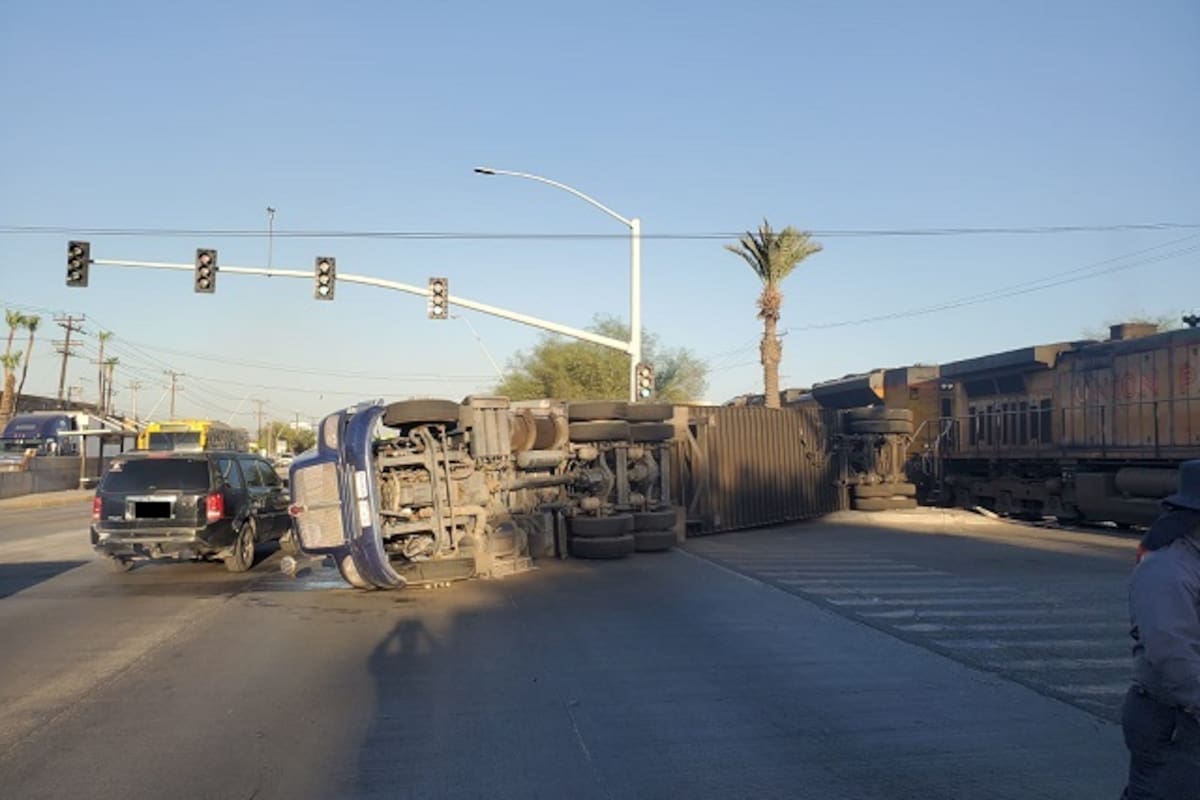 Choca tren contra camión que se atraveso