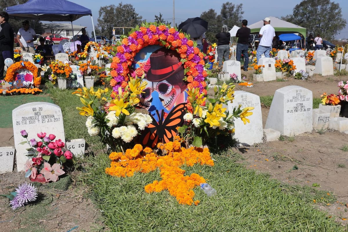 Los visitantes decoraron las tumbas con flores de cempasúchil y música de mariachis para recordar a sus seres queridos. Foto: Sergio Ortiz