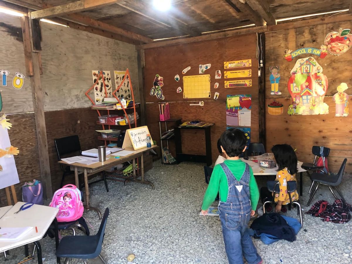 En la comnidad ya están funcionando las otras dos aulas hechas con madera por los padres de familia de la comunidad.