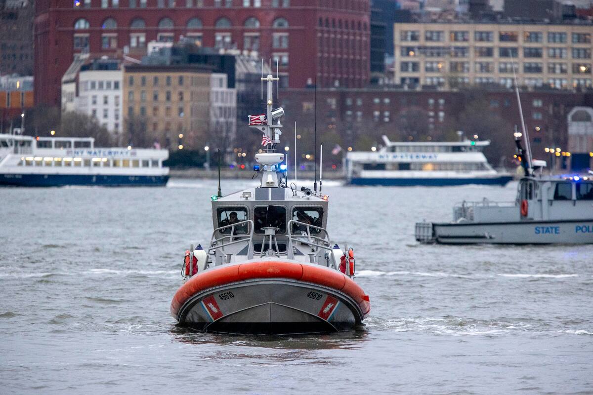 AME8067. NUEVA YORK (ESTADOS UNIDOS), 10/04/2025.- Equipos de emergencia participan en las labores de rescate tras el accidente de un helicóptero este jueves, en el Río Hudson en Nueva York (Estados Unidos). Cinco españoles murieron al estrellarse un helicóptero en las aguas del río Hudson, según confirmó el alcalde de la ciudad, Eric Adams. Se trata de dos adultos y tres niños, al parecer de una misma familia, además del piloto. EFE/ Angel Colmenares