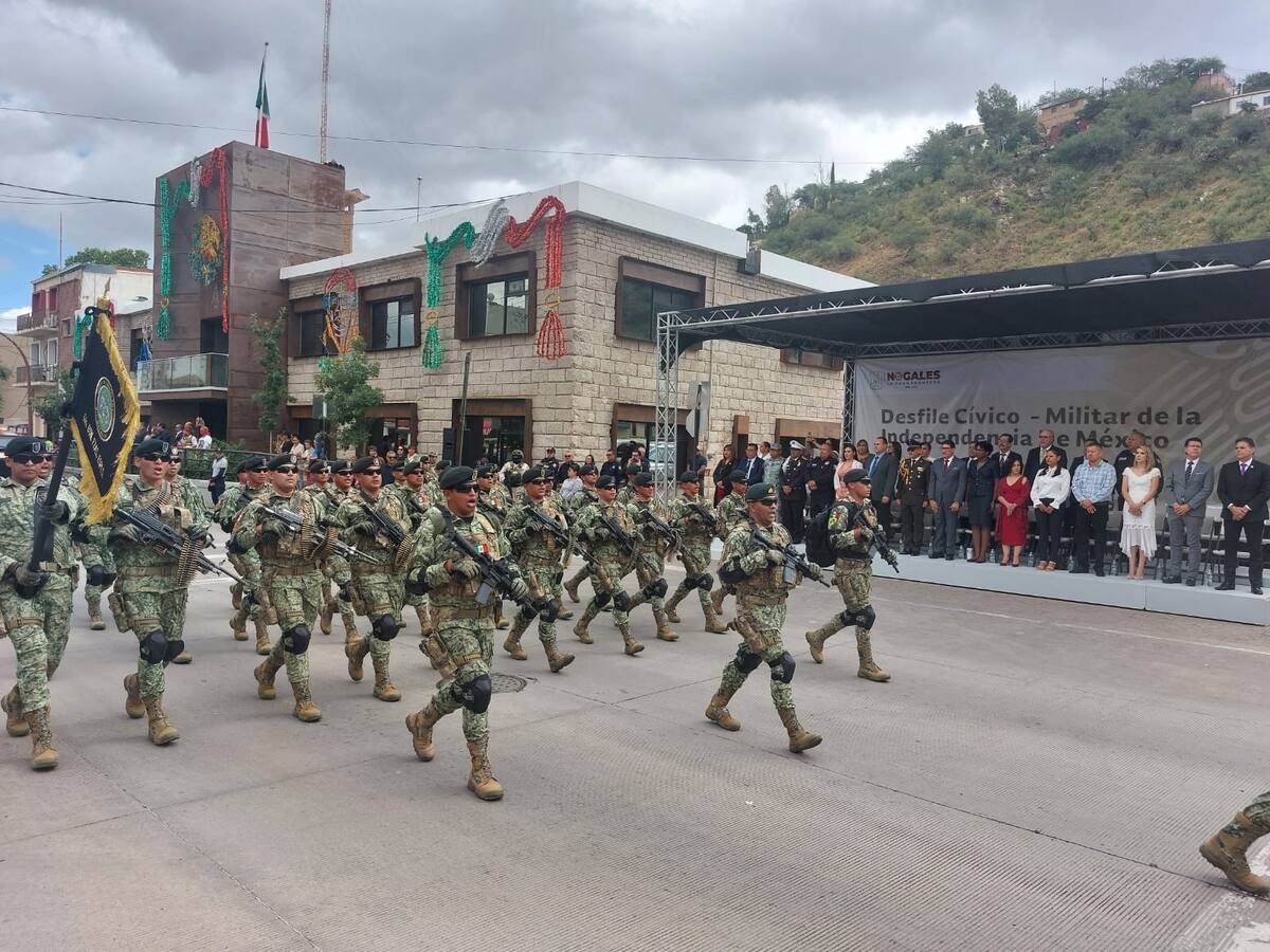 Realizan colorido desfile cívico militar en Nogales