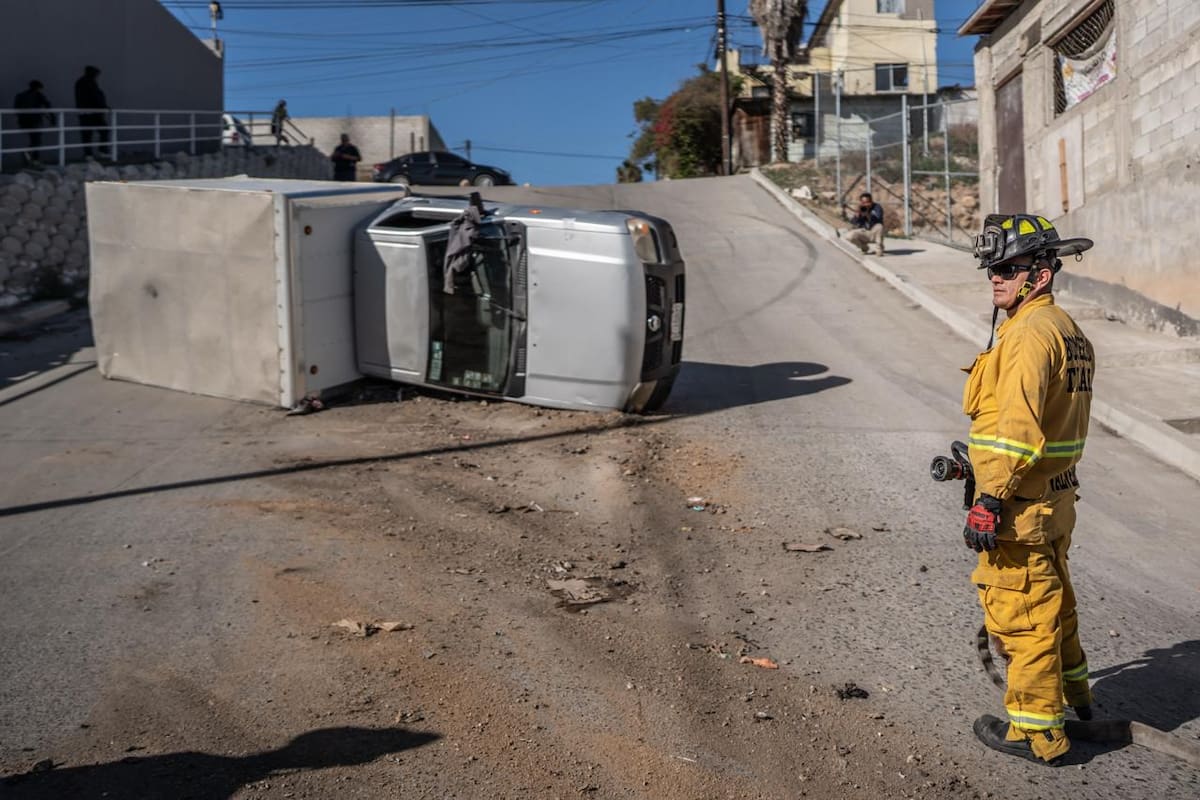 Volcadura de camioneta repartidora deja derrame de aceite en la Colonia Campestre Murua