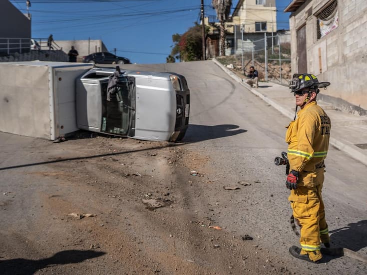 Volcadura de camioneta repartidora deja derrame de aceite en la Colonia Campestre Murua