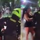 “Bájala”: mujer detiene el tráfico tras descubrir a su pareja con otra mujer en Colombia (VIDEO)