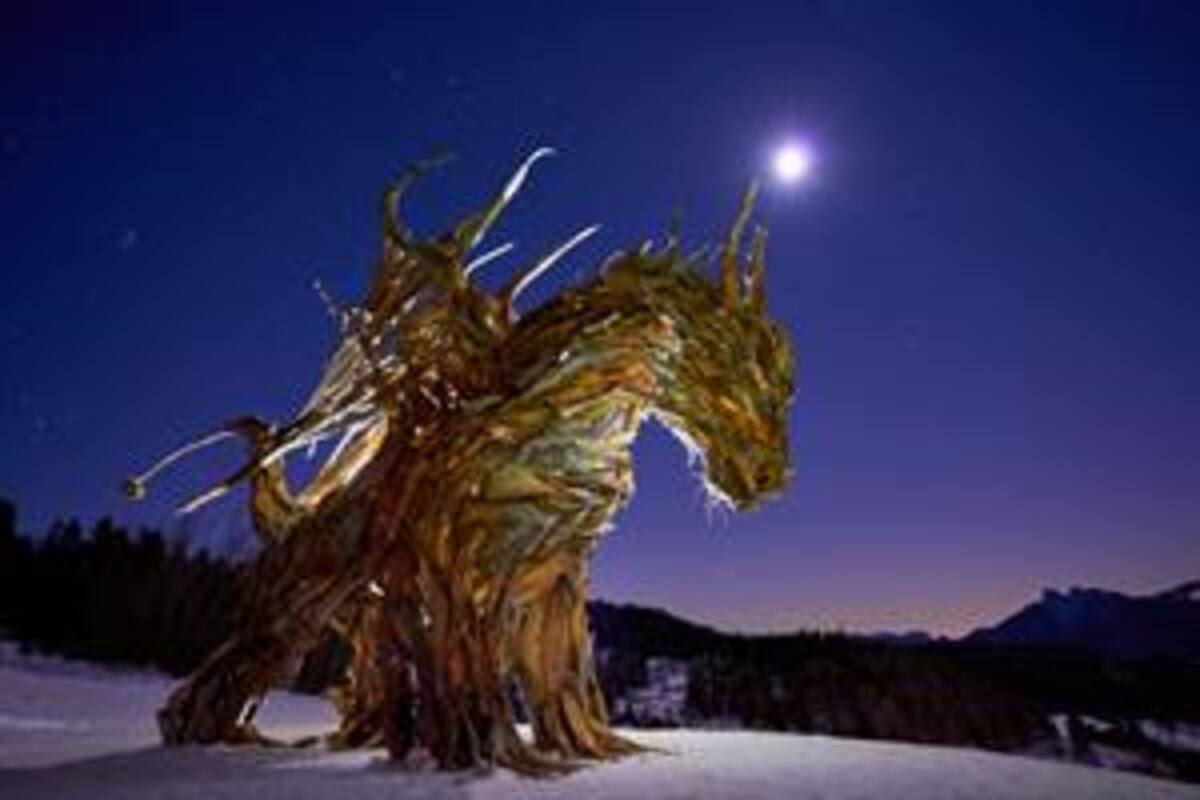 Un dragón de leña custodia los bosques destruidos del norte de Italia